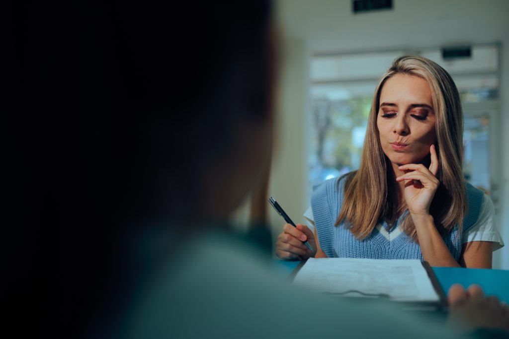Vrouw twijfelt of ze haar hypotheek moet verhogen of een lening afsluiten.