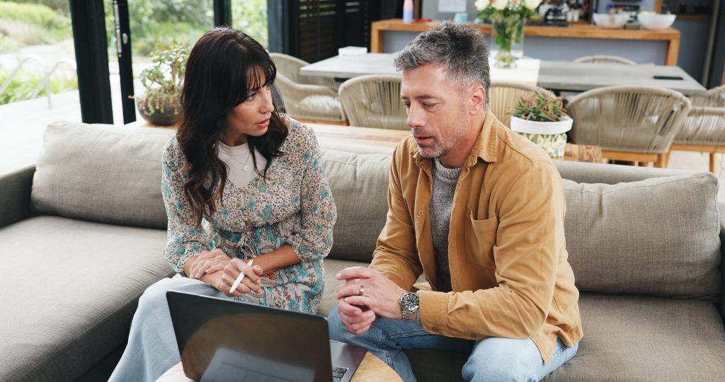 Stel bekijkt op de bank of sparen of lenen beter past bij hun plannen