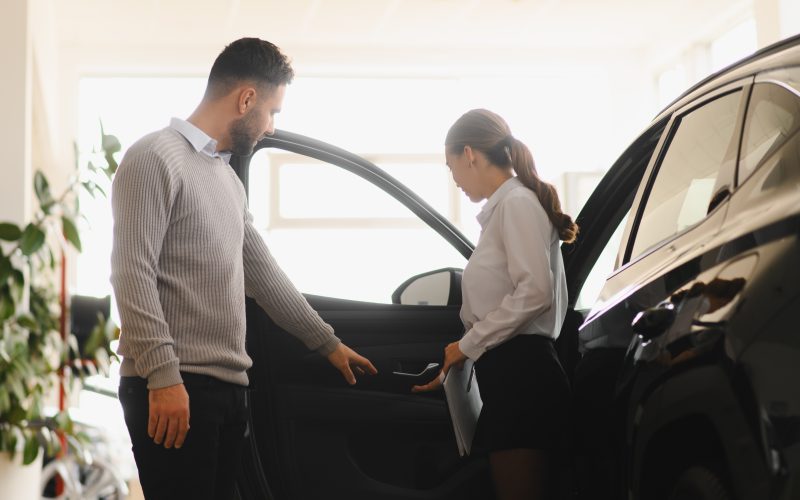 Auto financieren in 2026: Kopen met eigen geld, een lening of private lease?