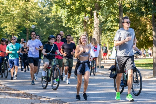 Groep hardlopers en fietsers samen in een park
