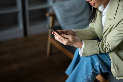 Vrouw bekijkt financiële gegevens op haar smartphone