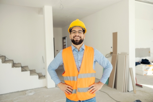 Man met bouwhelm in een woning die wordt verbouwd